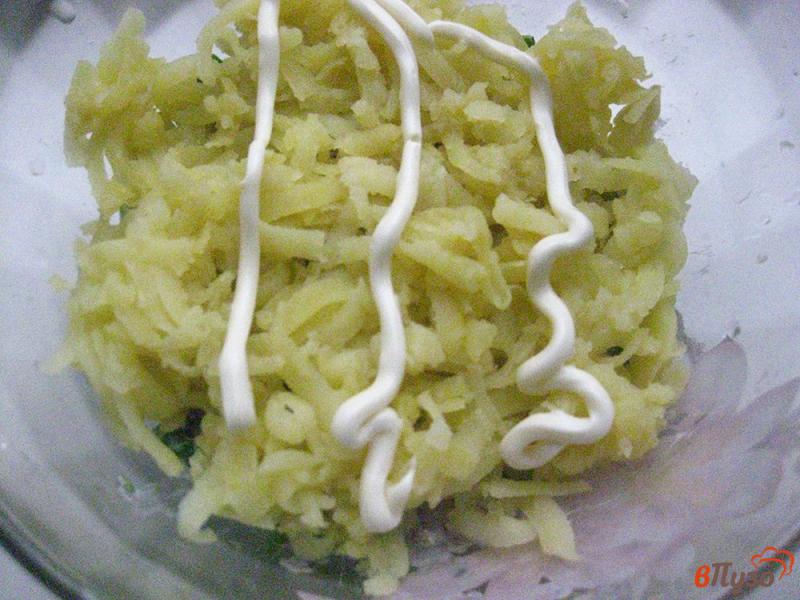 Фото приготовление рецепта: Салат «Сельдь под шубой» с зеленым луком шаг №4