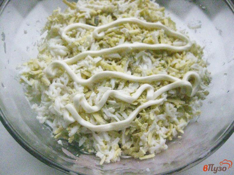 Фото приготовление рецепта: Салат «Сельдь под шубой» с зеленым луком шаг №5