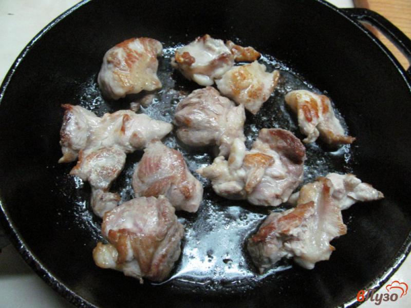 Фото приготовление рецепта: Свинина с черносливом в густом сметанном соусе шаг №1