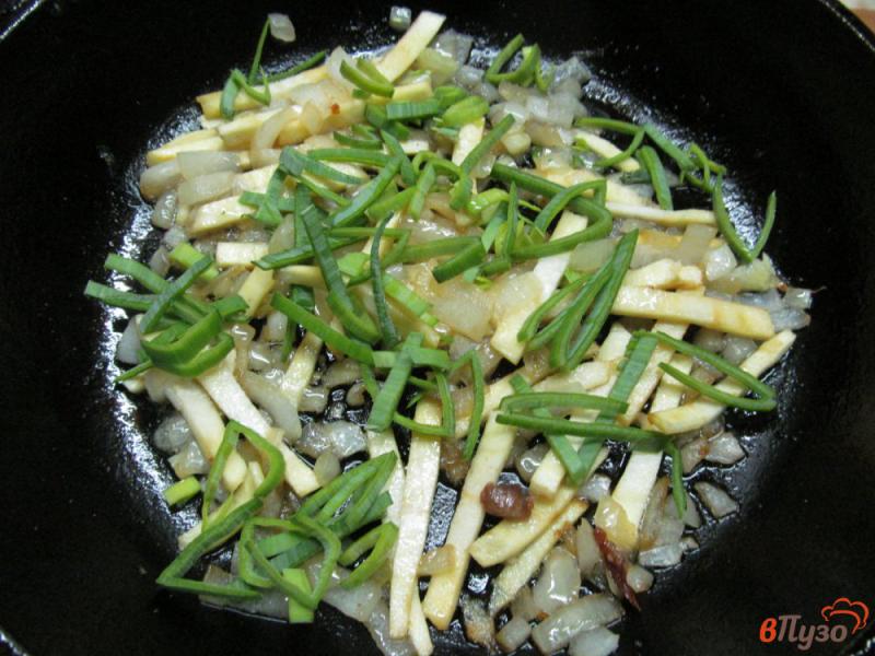 Фото приготовление рецепта: Свинина с черносливом в густом сметанном соусе шаг №4