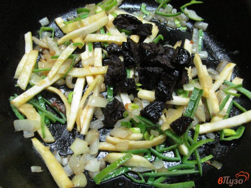Фото приготовление рецепта: Свинина с черносливом в густом сметанном соусе шаг №5