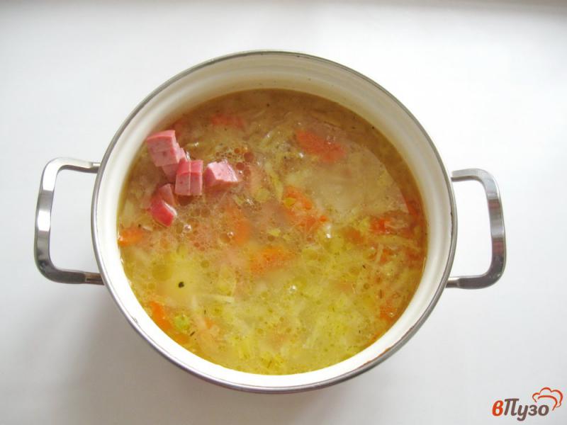 Фото приготовление рецепта: Овощной суп с колбасой шаг №6