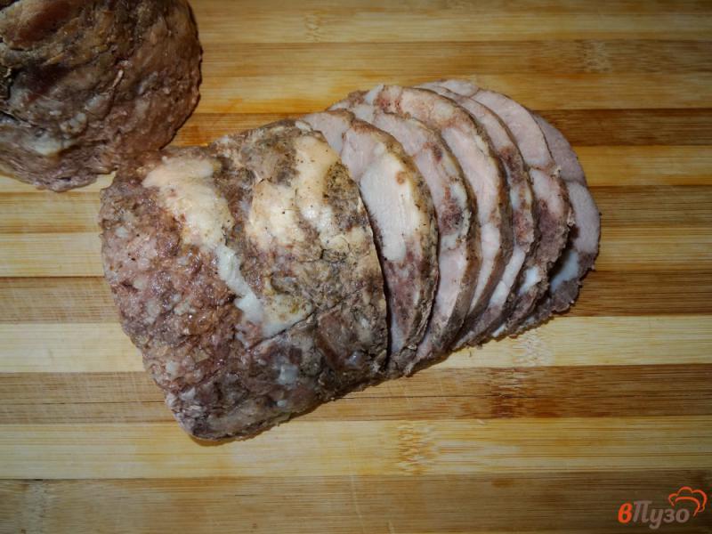 Фото приготовление рецепта: Ветчина из трех видов мяса в ветчиннице шаг №11