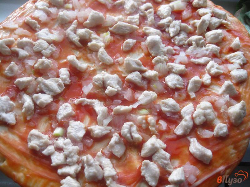 Фото приготовление рецепта: Пицца с курицей и вешенками шаг №8