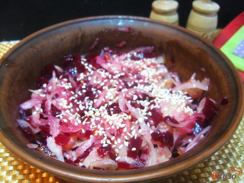 Фото приготовление рецепта: Свекольный салат с квашеной капустой шаг №8