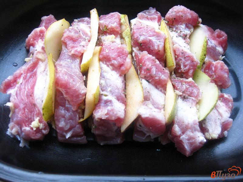 Фото приготовление рецепта: Свинина запеченная с грушей шаг №5