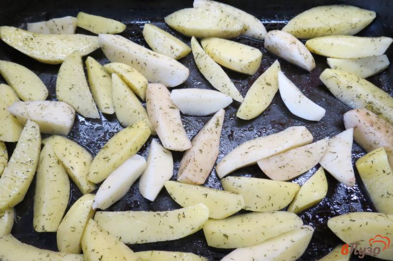 Фото приготовление рецепта: Запеченный картофель с мясными шариками шаг №2