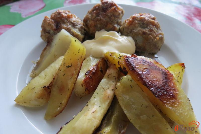 Фото приготовление рецепта: Запеченный картофель с мясными шариками шаг №6