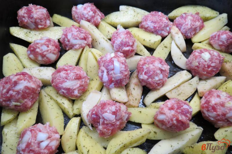 Фото приготовление рецепта: Запеченный картофель с мясными шариками шаг №5