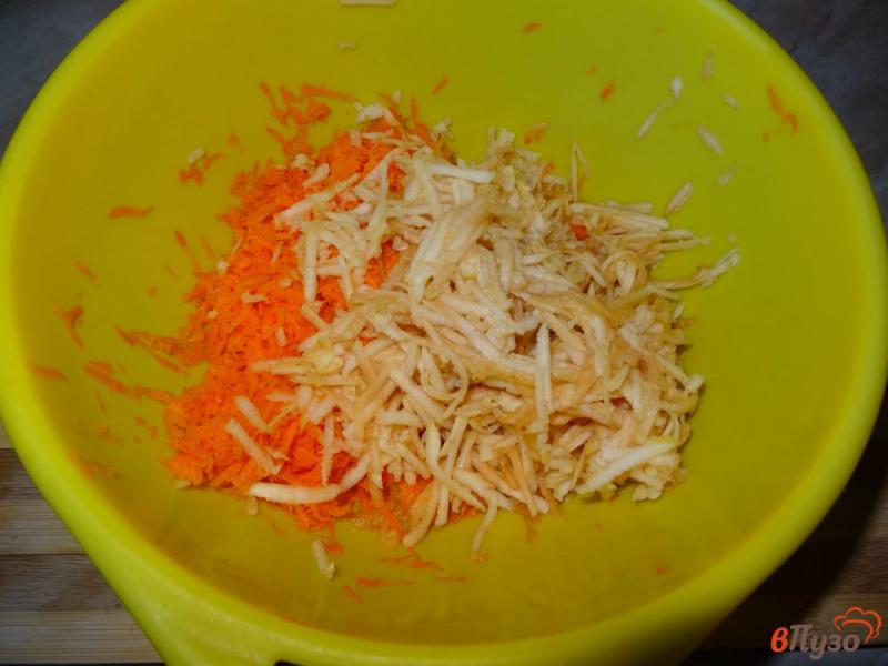 Фото приготовление рецепта: Салат из моркови и яблок с изюмом шаг №4