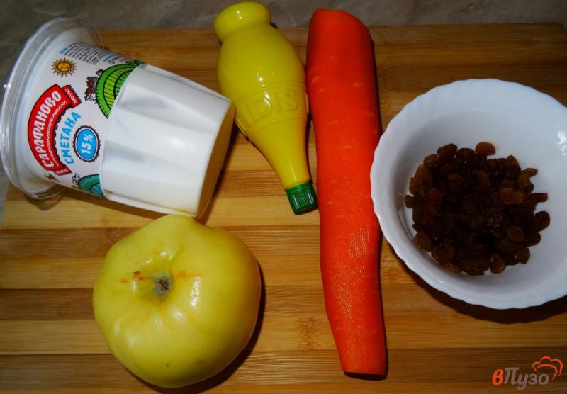 Фото приготовление рецепта: Салат из моркови и яблок с изюмом шаг №1