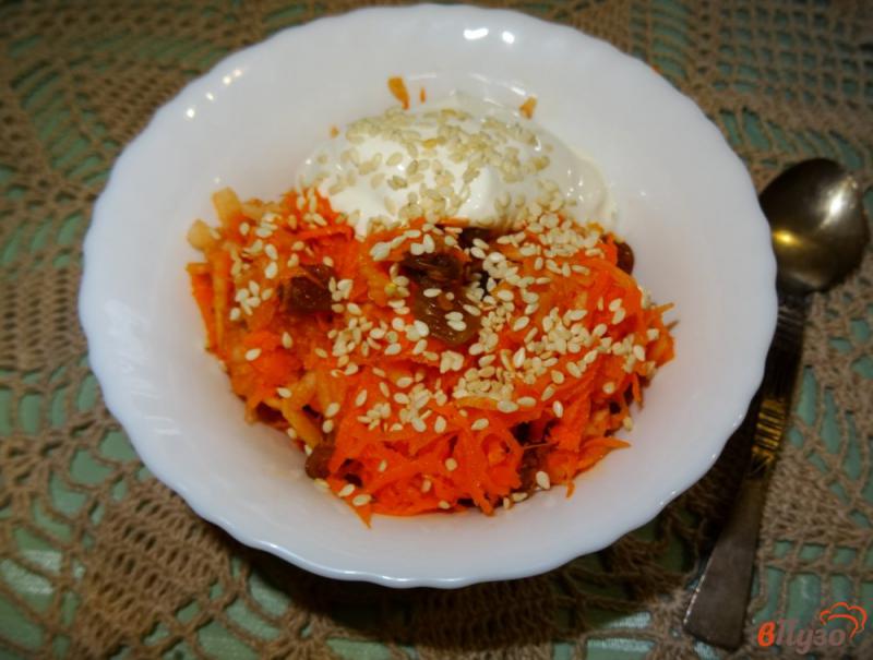 Фото приготовление рецепта: Салат из моркови и яблок с изюмом шаг №8