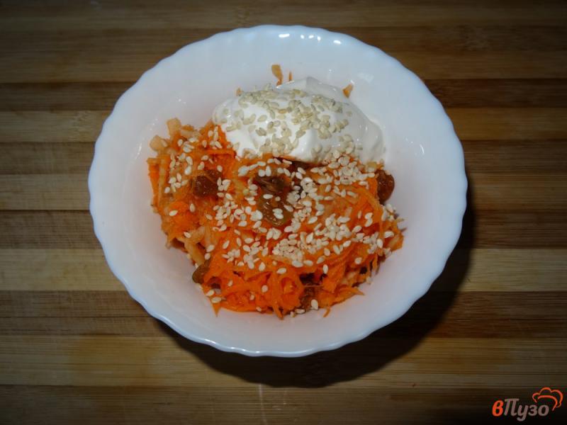 Фото приготовление рецепта: Салат из моркови и яблок с изюмом шаг №7