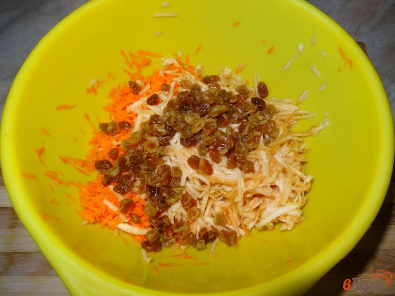 Фото приготовление рецепта: Салат из моркови и яблок с изюмом шаг №5