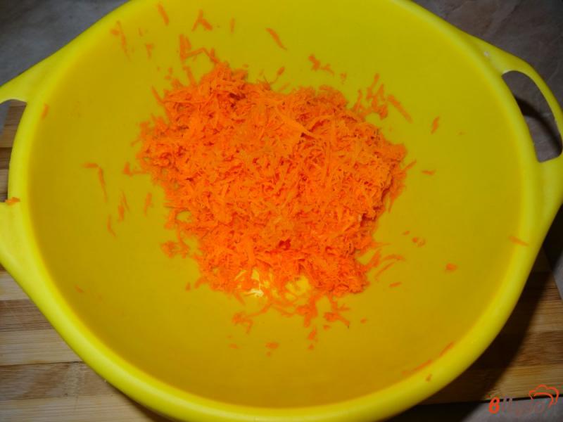 Фото приготовление рецепта: Салат из моркови и яблок с изюмом шаг №3