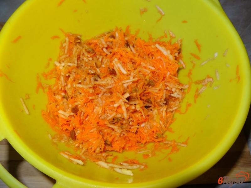 Фото приготовление рецепта: Салат из моркови и яблок с изюмом шаг №6