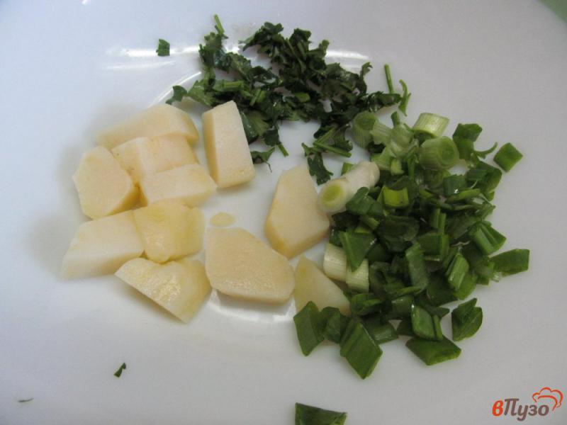 Фото приготовление рецепта: Салат из сельди с помидором и оливками шаг №1
