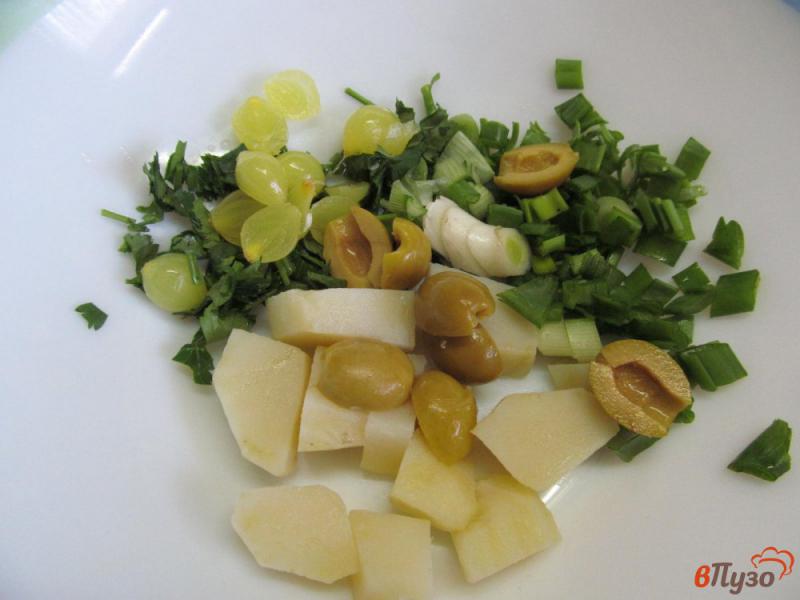 Фото приготовление рецепта: Салат из сельди с помидором и оливками шаг №2