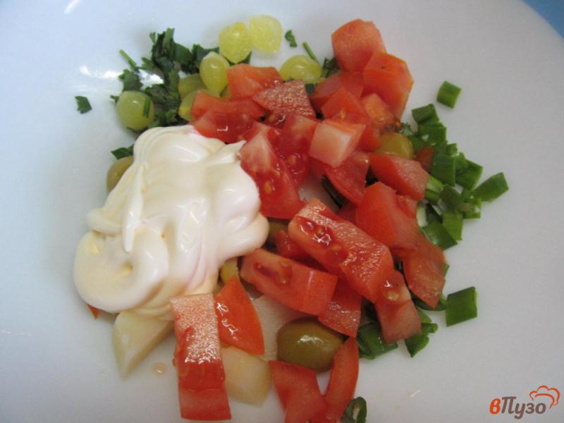 Фото приготовление рецепта: Салат из сельди с помидором и оливками шаг №3