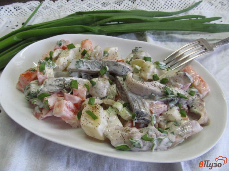 Фото приготовление рецепта: Салат из сельди с помидором и оливками шаг №5
