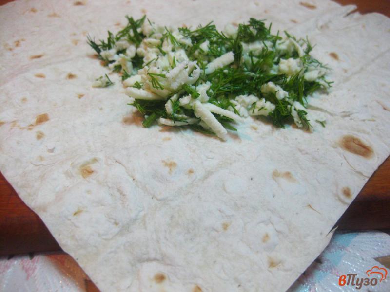 Фото приготовление рецепта: Закуска из лаваша с адыгейским сыром и укропом шаг №3