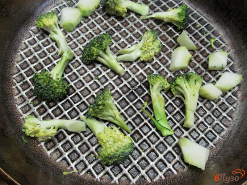 Фото приготовление рецепта: Салат из булгура с жареной брокколи шаг №4