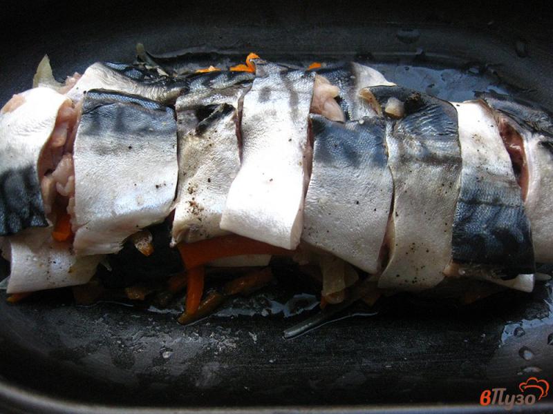 Фото приготовление рецепта: Рулет из скумбрии с луком и морковью шаг №12