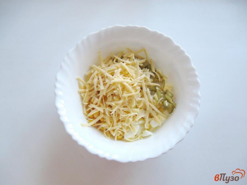 Фото приготовление рецепта: Салат с кукурузой и сыром шаг №4