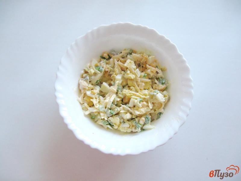 Фото приготовление рецепта: Салат с кукурузой и сыром шаг №7