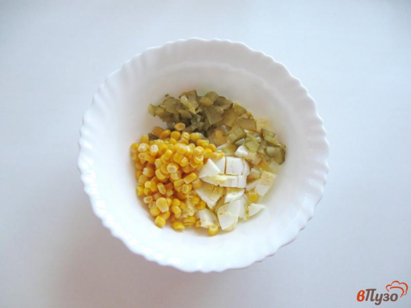 Фото приготовление рецепта: Салат с кукурузой и сыром шаг №3
