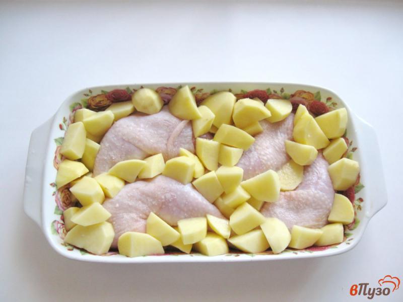 Фото приготовление рецепта: Куриные окорочка запеченные с картофелем в соусе шаг №2