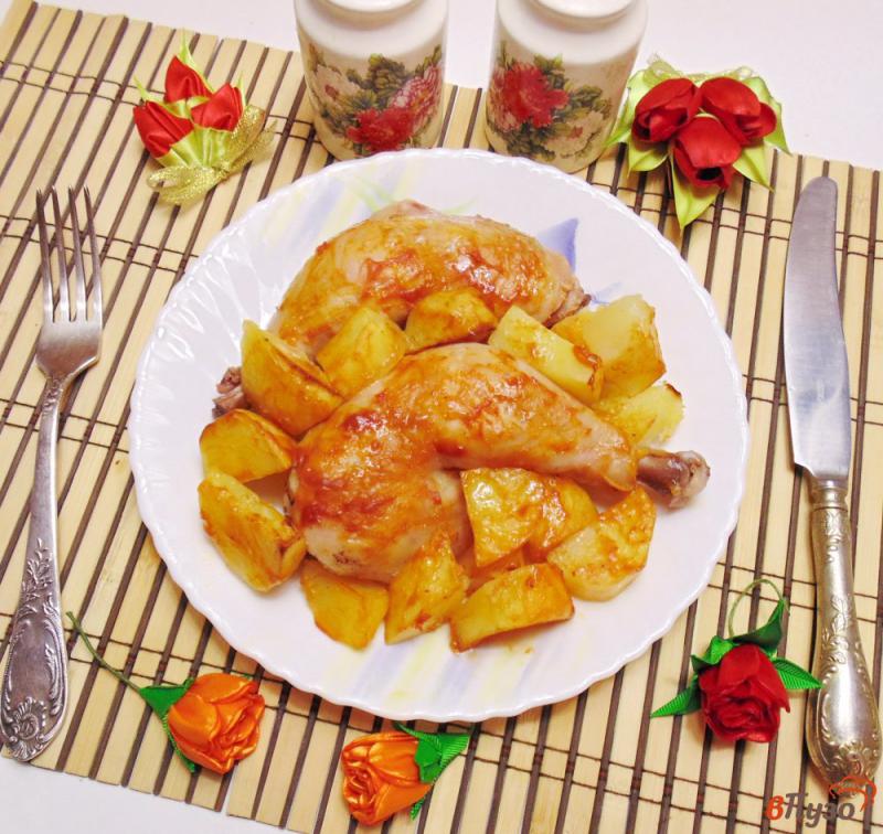 Фото приготовление рецепта: Куриные окорочка запеченные с картофелем в соусе шаг №7