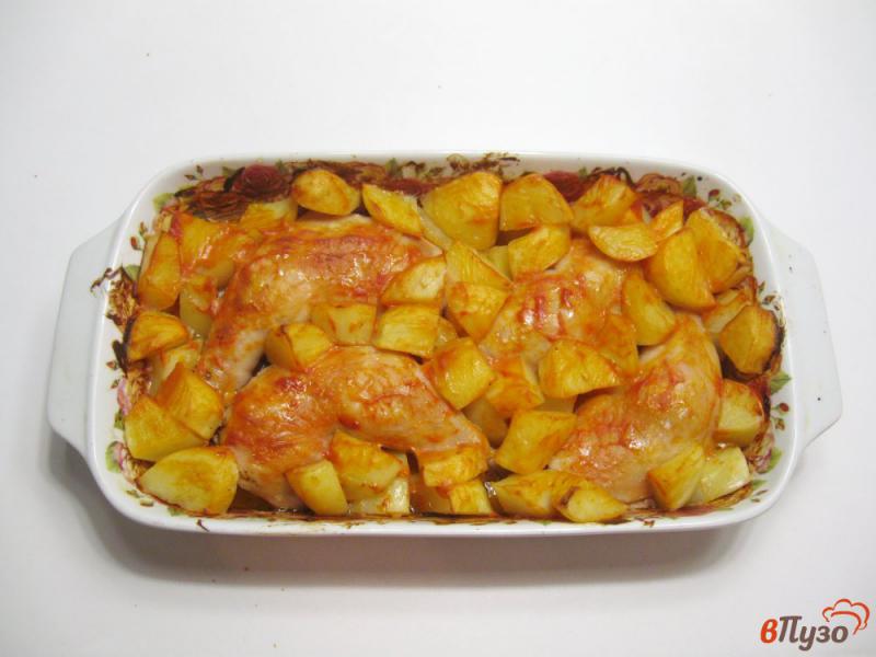 Фото приготовление рецепта: Куриные окорочка запеченные с картофелем в соусе шаг №6