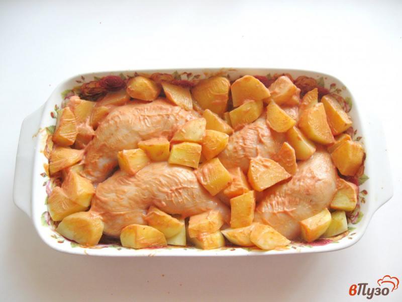 Фото приготовление рецепта: Куриные окорочка запеченные с картофелем в соусе шаг №5