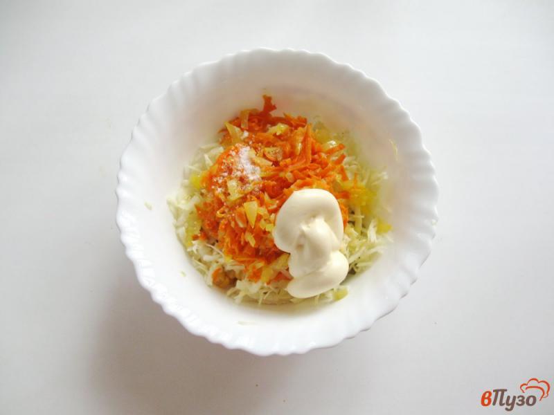 Фото приготовление рецепта: Салат с капустой и кукурузой шаг №7
