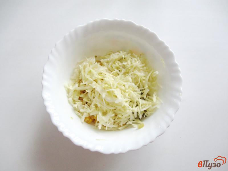 Фото приготовление рецепта: Салат с капустой и кукурузой шаг №4