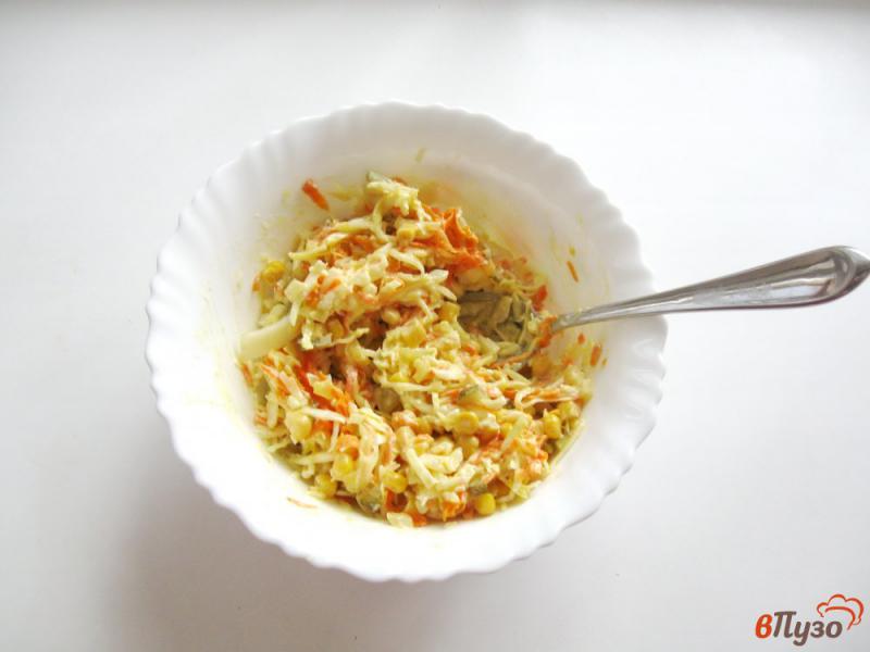 Фото приготовление рецепта: Салат с капустой и кукурузой шаг №8