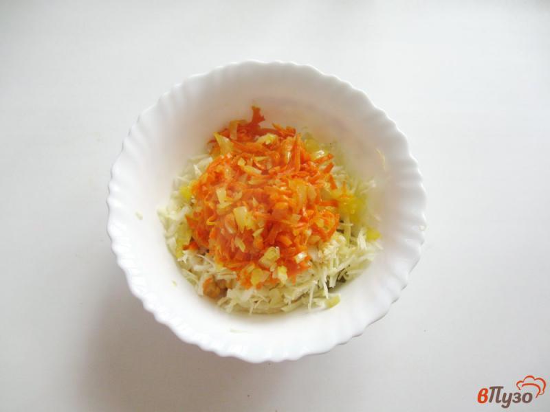 Фото приготовление рецепта: Салат с капустой и кукурузой шаг №6