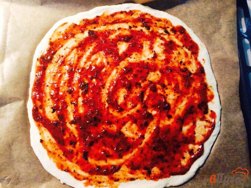 Фото приготовление рецепта: Пицца с охотничьими колбасками и салями шаг №6