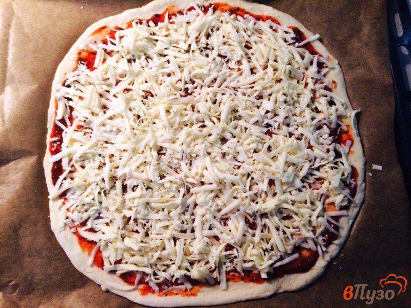 Фото приготовление рецепта: Пицца с охотничьими колбасками и салями шаг №7