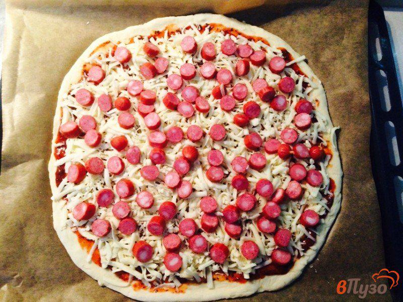 Фото приготовление рецепта: Пицца с охотничьими колбасками и салями шаг №10