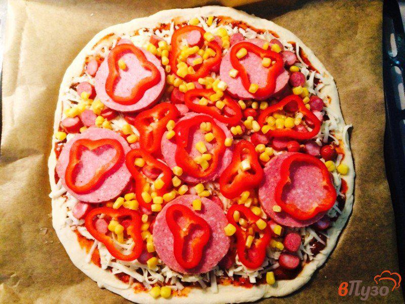 Фото приготовление рецепта: Пицца с охотничьими колбасками и салями шаг №11