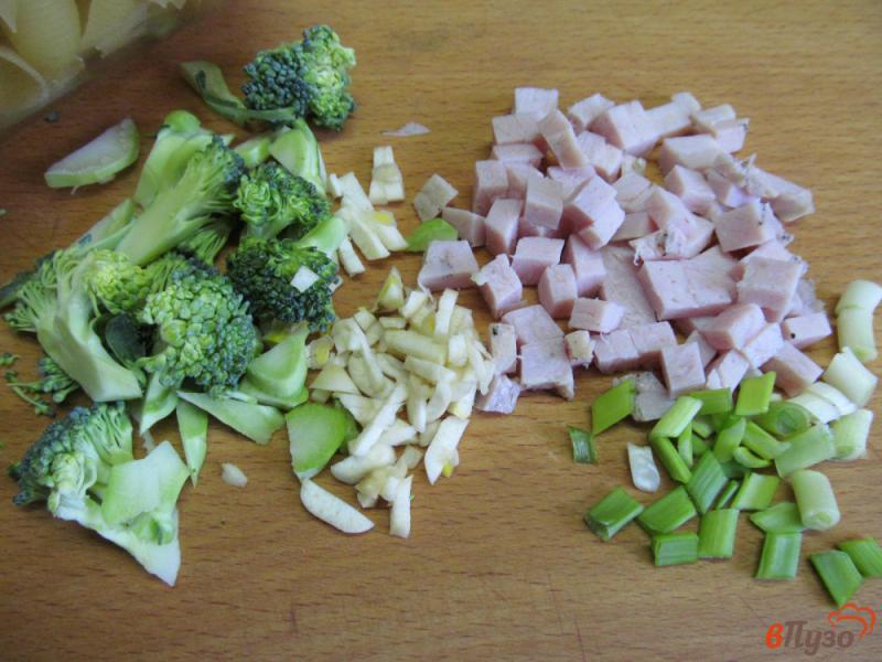 Фото приготовление рецепта: Теплый салат из макарон брокколи и ветчины шаг №1