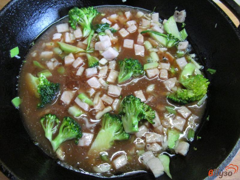 Фото приготовление рецепта: Теплый салат из макарон брокколи и ветчины шаг №3