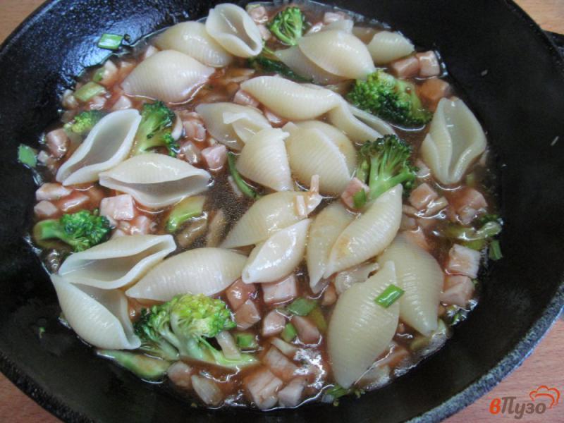 Фото приготовление рецепта: Теплый салат из макарон брокколи и ветчины шаг №4
