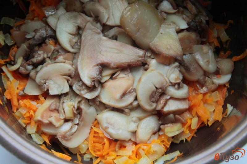 Фото приготовление рецепта: Тушеный картофель с грибами в мультиварке шаг №2