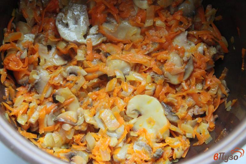 Фото приготовление рецепта: Тушеный картофель с грибами в мультиварке шаг №3