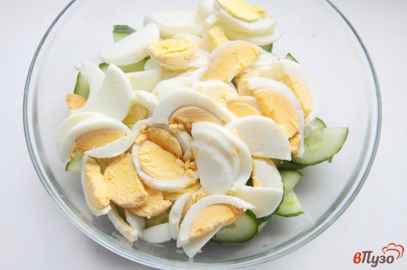 Фото приготовление рецепта: Салат с кукурузой, огурцом и яйцами шаг №2