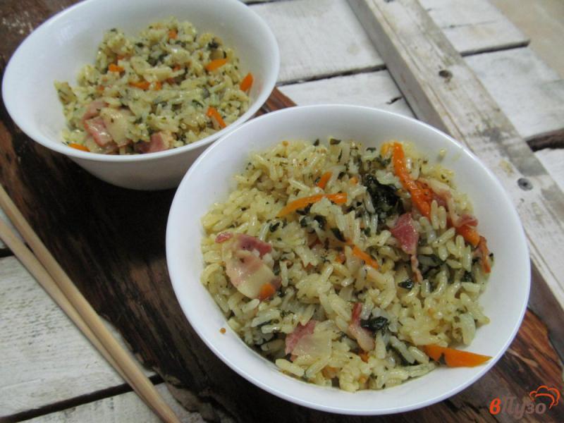 Фото приготовление рецепта: Рис на беконе со шпинатом в мультиварке шаг №4