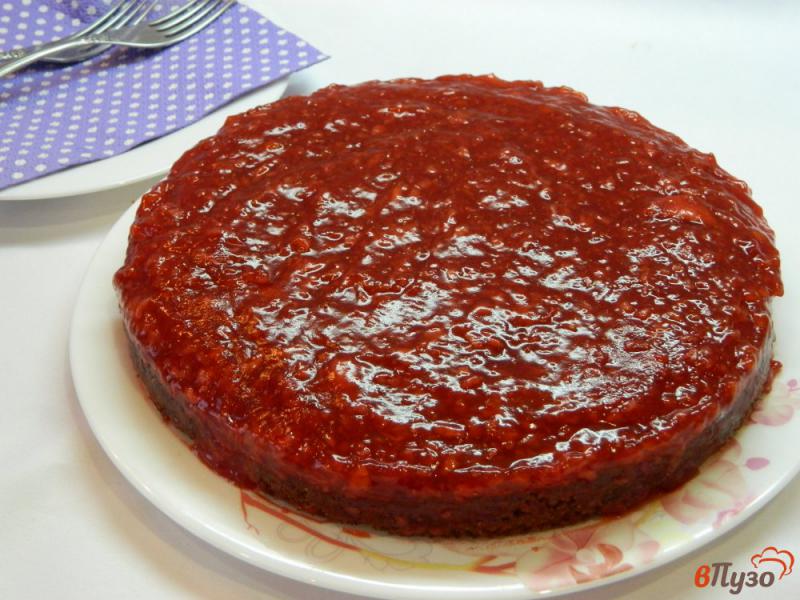 Фото приготовление рецепта: Постный пирог с клубничным конфитюром шаг №8
